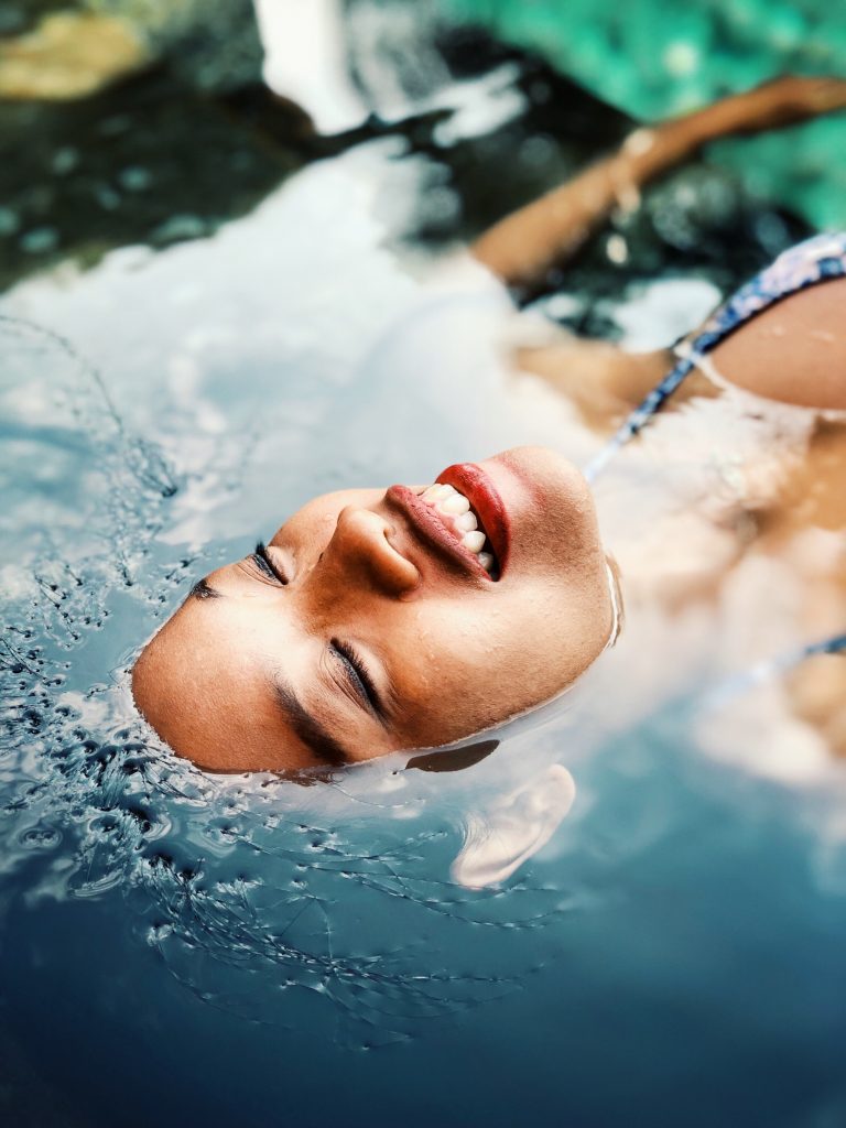 Femme dans un bain thalasso